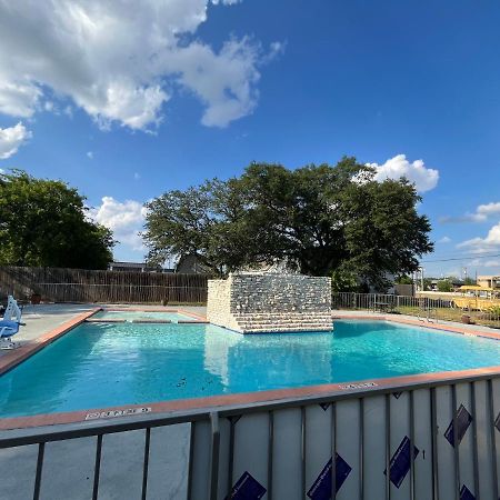 Mid Towne Inn & Suites San Antonio Exterior foto