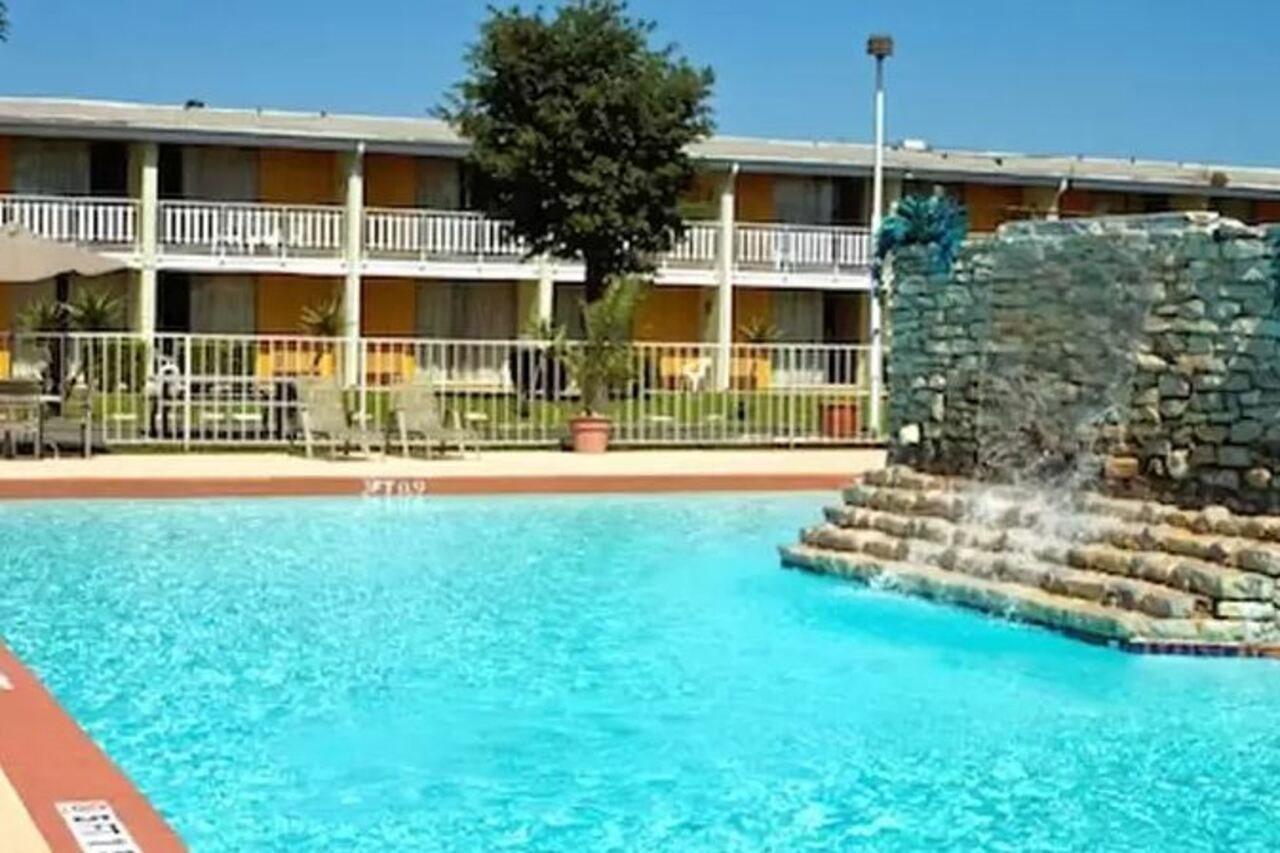 Mid Towne Inn & Suites San Antonio Exterior foto